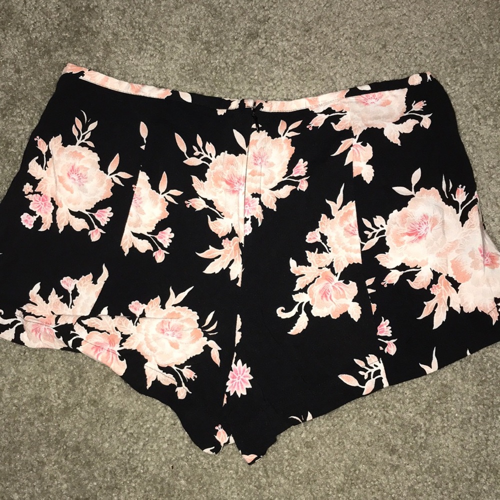 Floral shorts 😍 - Picture 2 of 5